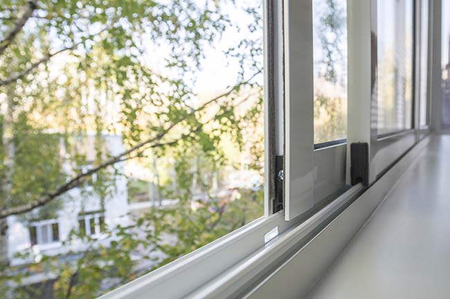 Раздвижное холодное остекление распашными окнами Жуковский
