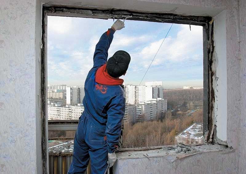 Демонтаж старого остекления балкона Жуковский