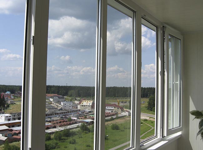 Сколько стоит застеклить балкон пластиком: цена Жуковский
