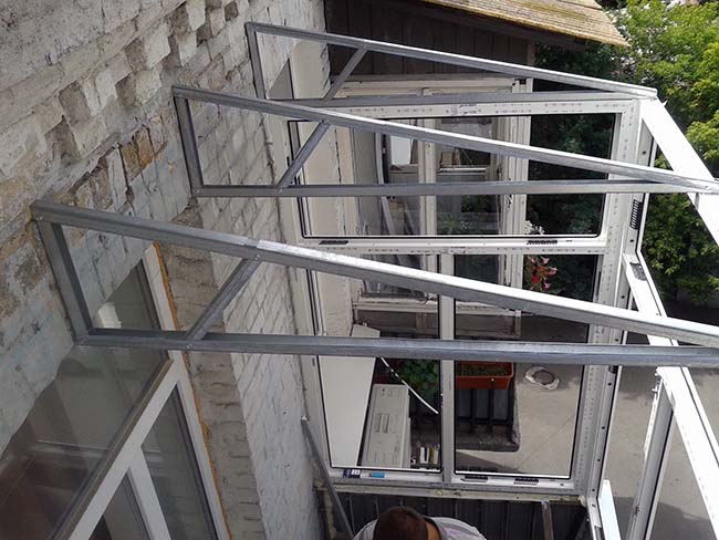 Остекление лоджии и установка крыши на последнем этаже Жуковский